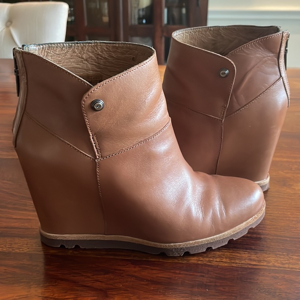 Ugg Amal wedge booties